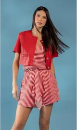 Camisa roja de manga corta con cuello clásico y cierre frontal con botones.