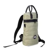 Matera estilo mochila color verde militar, confeccionada en nylon acolchado con detalles en símil cuero negro. Cuenta con tapa con cierre metálico, bolsillo interno, asas de mano y correa extensible para llevar al hombro o cruzada.