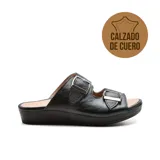 Sandalia de cuero negra con dos tiras anchas con hebillas metálicas y plataforma baja.