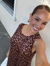 Vestido largo azul marino de manga corta, con cuello redondo y textura acanalada.