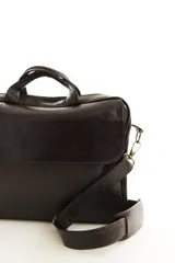 Portafolio de cuero color marrón, con asas superiores reforzadas, correa ajustable desmontable para el hombro y bolsillo exterior con solapa. Diseñado para oficina y uso profesional.