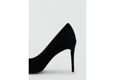Zapato de tacón alto estilo salón, color negro, con punta fina.