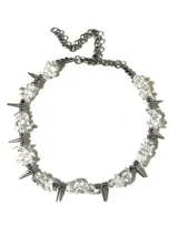 Gargantilla de estilo punk con cristales de vidrio transparentes, perlas metálicas y púas decorativas de aleación, montada sobre una cadena regulable de acero.