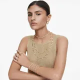 Pulsera dorada con siete cristales blancos redondos engarzados y cierre de mosquetón con tres posiciones de tamaño y un cristal en el extremo del alargador.