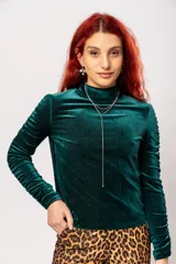 Polera de manga larga color verde petróleo con detalle de drapeado en las mangas. Confeccionada en terciopelo velvet con lurex.