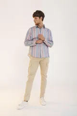 Pantalon cargo color marrón, de corte ajustado, con bolsillos laterales con solapa y cierre frontal.