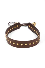 Cinturón marrón con cuentas doradas y cierre con cordones.