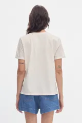 Remera Pastiche modelo Atenas de manga corta y cuello redondo, confeccionada en 100% algodón con efecto washed. Presenta detalle de bordado en el pecho.