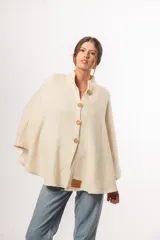 Capa cruda de lana merino uruguaya, con botones de madera y cuello adaptable.