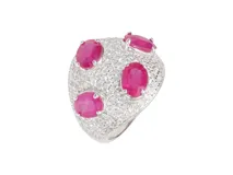 Anillo de plata 925 con diseño abombado, adornado con circonitas y cuatro rubíes ovalados.