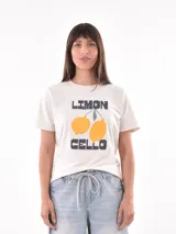 Remera de manga corta color blanco roto con estampado frontal de dos limones y el texto "LIMON CELLO" en negro.