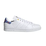 Championes adidas modelo Stan Smith, de color blanco con detalles perforados laterales y refuerzo en el talón con estampado geométrico multicolor. Incluye ojal superior en color amarillo.
