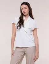 Blusa blanca elegante con cuello con lazo integrado para anudar al frente, escote en V sutil y mangas cortas estilo mariposa de gasa translúcida.