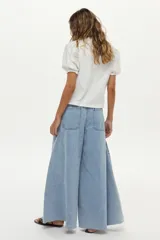 Blusa azul marino de algodón, con mangas abullonadas cortas de tela plana y gran bordado de rosa en tono crudo en el pecho.