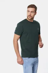 Remera básica de algodón color azul marino, de manga corta, con cuello redondo y logo bordado en el frente.