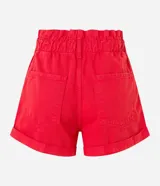 Short rojo de sarga con tiro alto, corte holgado, cintura fruncida, trabillas, bolsillos delanteros y traseros y doble abotonadura.