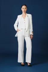 Pantalon de vestir azul marino con corte recto y silueta amplia de caida fluida, con cintura definida y cierre frontal oculto.