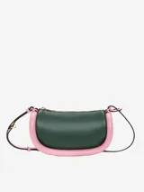 Bolso de hombro Bumper-12 en piel verde con ribetes tubulares acolchados color rosa. Tiene correa de hombro ajustable, cierre con cremallera superior y logo estampado en el frente.