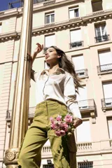 Pantalón cargo color verde oliva, de corte recto, con bolsillos laterales con solapa y cintura alta.