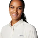 Camisa de manga larga Columbia modelo Tamiami II, color beige, con cuello camisero, cierre frontal de botones y bolsillo pequeño en el pecho con logo de la marca. Presenta aberturas de ventilación y tecnología de protección solar.
