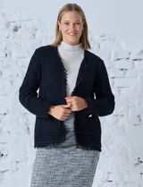 Chaqueta negra de algodón tejido marca Ruby Rd, con cuello a la base, abertura central, bolsillos delanteros y terminaciones con flecos.