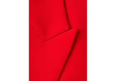 Blazer sastrero rojo de manga larga, con solapas de muesca, bolsillos con solapa en la parte delantera y un cinturón del mismo tejido para atar a la cintura.