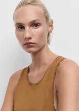 Vestido largo de punto fino, color tostado, con cuello redondo, sin mangas y diseño evasé.