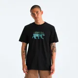 Camiseta de manga corta The North Face, color negro, con estampado frontal que combina el logo de la marca con la silueta de un oso en tonos azulados.