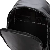 Mochila deportiva negra con diseño funcional, ideal para tenis y pádel. Cuenta con compartimento específico para raquetas con protección climática, compartimento ventilado para calzado, espacio interior para computadora de hasta 16 pulgadas, bolsillos laterales y correas acolchadas ajustables. Fabricada en material resistente al agua.