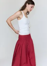 Falda midi evasé color bordó con cintura fruncida elástica.