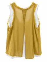 Musculosa superpuesta de doble capa, compuesta por una musculosa base blanca y una capa superior de tejido de red color mostaza con bordes deshilachados.
