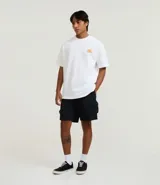 Bermuda cargo para hombre, color negro, confeccionada en tejido tecnológico de poliamida. Presenta cintura elástica con cordón ajustable y bolsillos laterales funcionales.