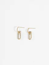 Aros plateados de acero quirúrgico hipoalergénico con dije en forma de eslabón con strass.