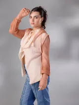Saco largo tejido de lana Merino natural con diseño jacquard de ramas. Cuenta con cuello alto, cierre frontal con botones pequeños, mangas largas con puños entallados y aberturas laterales. Su diseño versátil permite usarlo abierto, cerrado como vestido o ajustado.