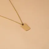 Dije tipo medalla rectangular de oro 10k con superficie lisa y brillante, ideal para personalizar con grabado.