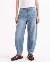 Jeans de corte barrel relajado, confeccionado en denim celeste claro con pespuntes y atraques a contratono en bordó. Presenta tiro medio, diseño de pierna curva y bolsillos traseros con logo bordado.