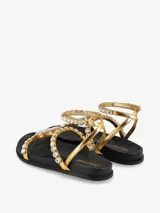 Sandalias negras con tiras adornadas con apliques brillantes y cierre con hebilla en el tobillo.