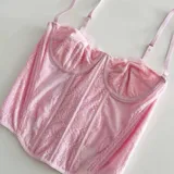 Corset rosado con detalles de encaje floral y varillas estructuradas, con copas con aro y tirantes regulables.