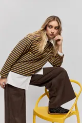 Jean wide leg azul oscuro de tiro bajo, con calce relajado y piernas amplias de diseño clásico de cinco bolsillos.