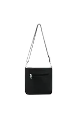 Bandolera negra de diseño compacto con cierre superior, bolsillo frontal con cierre y parche con logo de la marca. Incluye correa larga ajustable con detalles en blanco.