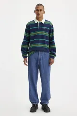 Jean de corte holgado y pierna recta, con diseño de cinco bolsillos y cierre de bragueta. Presenta un lavado azul clásico y un ajuste que se sitúa debajo de la cintura.