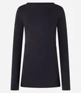 Blusa ajustada de malla rib color rojo, con cuello alto y mangas largas. Presenta fruncido en los laterales.