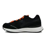 Championes Diadora modelo Kmaro 42 Pigskin Wax, de color negro con detalles en naranja y suela blanca. Diseño urbano de malla y gamuza, con cordones naranjas y costuras decorativas visibles en la puntera.