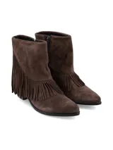 Bota de caña media estilo western, confeccionada en gamuza suave de color marrón, con terminación en punta y taco cuadrado. Destaca por sus flecos largos en cascada y cuenta con cierre en el lateral interior.
