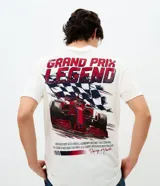 Remera de algodón color blanco con cuello redondo y mangas cortas. Presenta una estampa en la espalda con diseño de un auto de Fórmula 1, bandera a cuadros y la inscripción Grand Prix Legend en tonos rojos y azules.