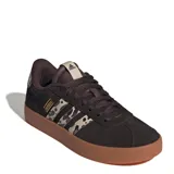 Championes urbanos Adidas modelo VL Court 3.0, color marrón oscuro con suela de goma color caramelo. Presentan las icónicas tres tiras laterales con estampado animal print y logo de la marca en la lengüeta y lateral.