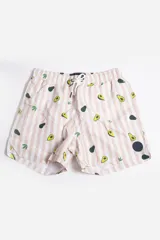 Short de baño celeste con estampado de hojas pequeñas en tonos verdes y blancos. Cuenta con cintura elástica con cordón ajustable, bolsillos laterales y un parche circular con logo en la parte inferior.