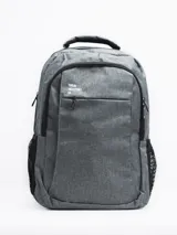 Mochila gris con cierre superior y bolsillo frontal con cierre. Tiene dos bolsillos laterales de red y logo de la marca en blanco en la parte superior.