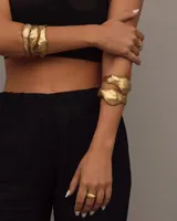 Anillo plateado de bronce, alpaca y plata 925, con forma irregular y textura rústica.