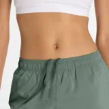 Short deportivo New Balance Essentials de 3 pulgadas, color verde musgo, con cintura elástica y corte holgado.